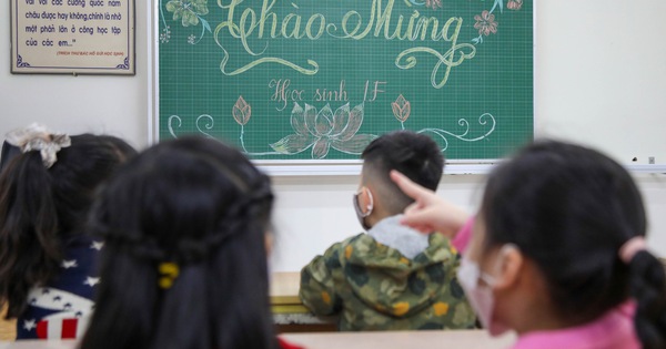 Los padres están molestos porque sus hijos estudian 2 sesiones al día pero aún así tienen demasiada tarea.