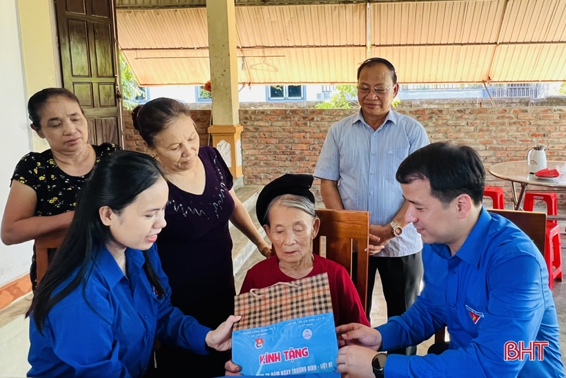 มอบบ้านถวายความอาลัยและของขวัญแก่ญาติผู้พลีชีพและผู้มีบุญในจังหวัดห่าติ๋ญ