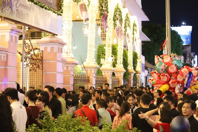 호치민시 크리스마스 이브에 미녀들이 아름다움을 뽐내고 있다 사진 14