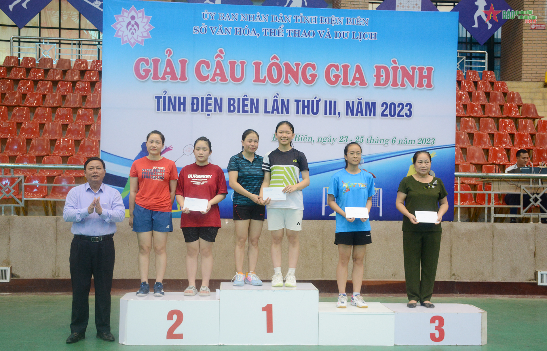 Cérémonie de clôture du 3e Tournoi provincial de badminton familial de Dien Bien - 2023