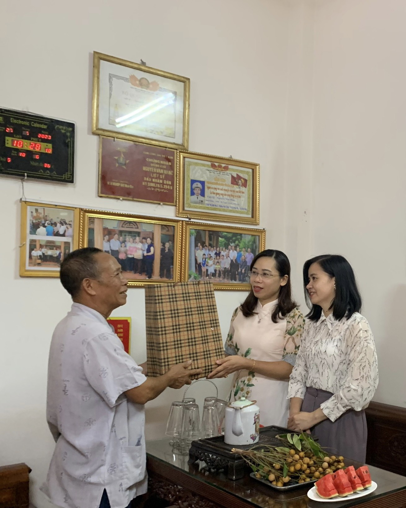 Le journal provincial de Vinh Phuc organise de nombreuses activités pour soutenir la Journée des invalides de guerre et des martyrs, image 2