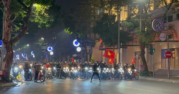 'Civilized' storm-riding by the capital's residents on the night of 'Hanoi never sleeps'