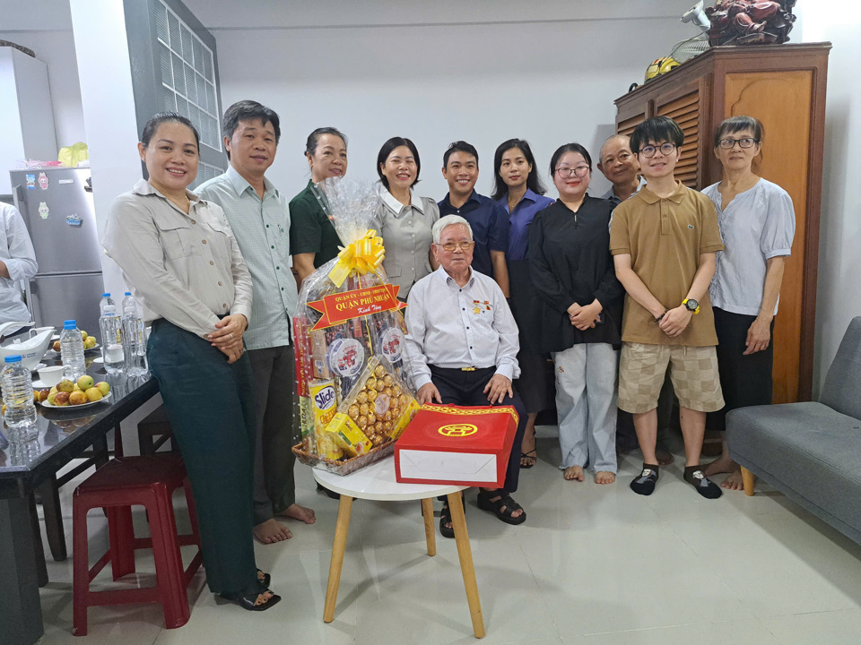 Leaders of Phu Nhuan District People's Committee and Ward 9 People's Committee took souvenir photos with Mr. Nguyen Nhu Thien.