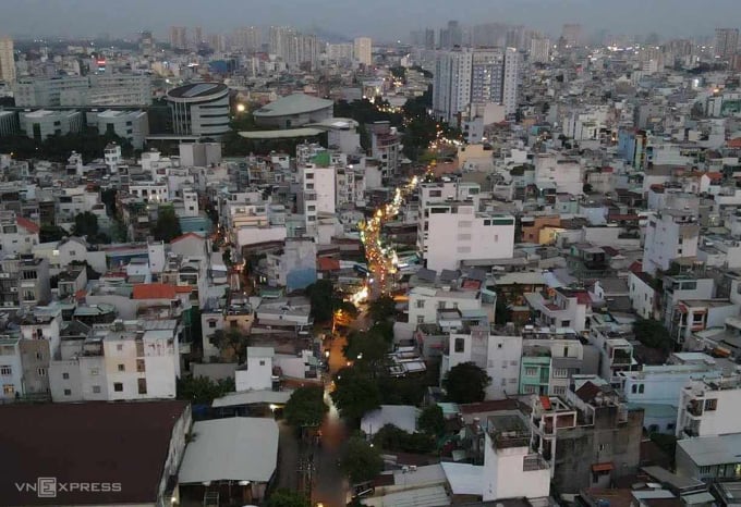 Chu Van An Street, the section from Binh Hoa intersection to Phan Chu Trinh Street, is narrow and will soon be expanded. Photo: Dinh Van