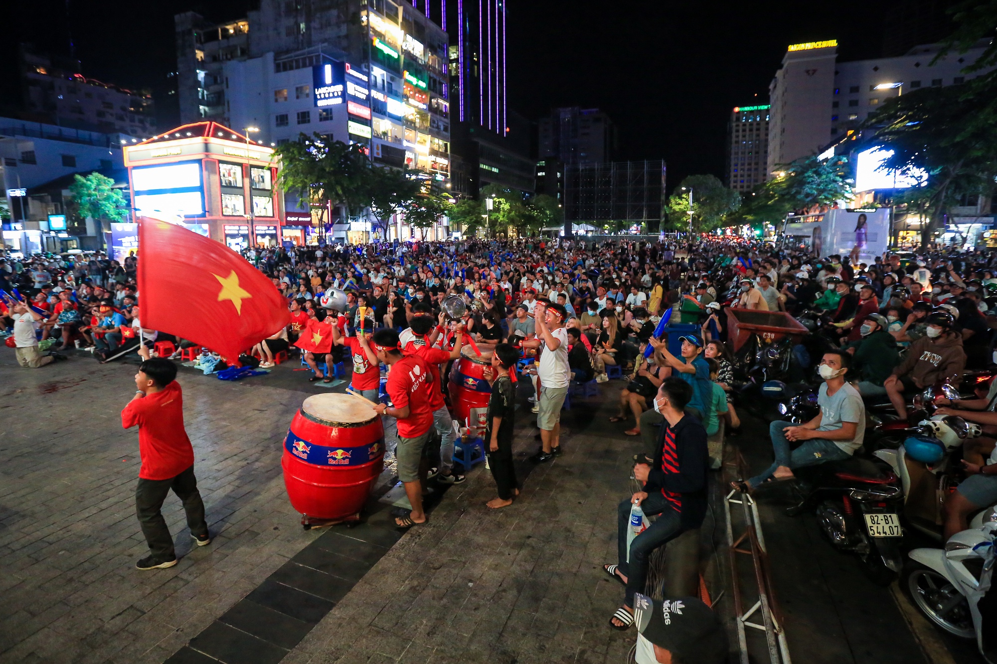 Tưng bừng ngày tuyển bóng đá nữ Việt Nam vô địch SEA games 32 - Ảnh 1.