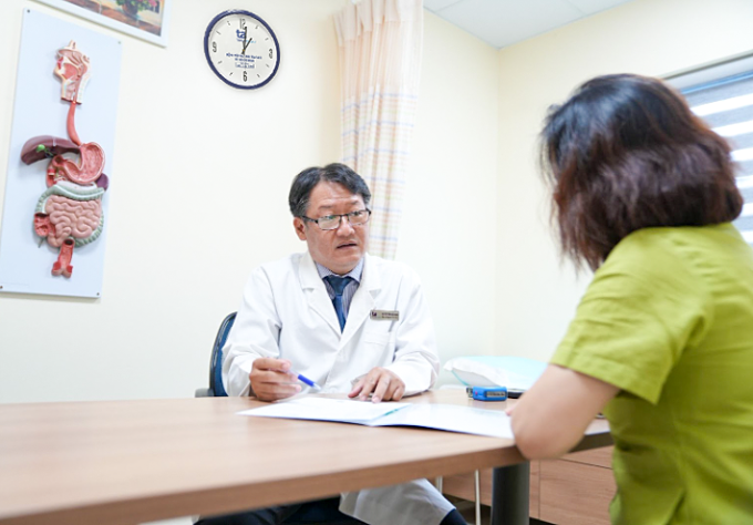 El doctor Hieu Nhan volvió a examinar al paciente en noviembre de 2023. Foto: Hospital Tam Anh