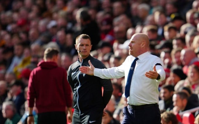 L'entraîneur d'Everton, Sean Dyche, était mécontent lorsque l'arbitre n'a pas donné de carton rouge à Konaté. Photo : AP