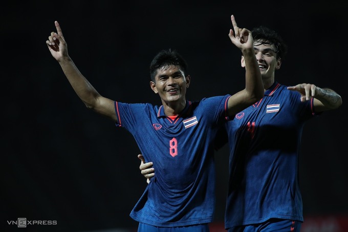 Teerasak (No. 8) celebrates his fourth goal at SEA Games 32. Photo: Lam Thoa