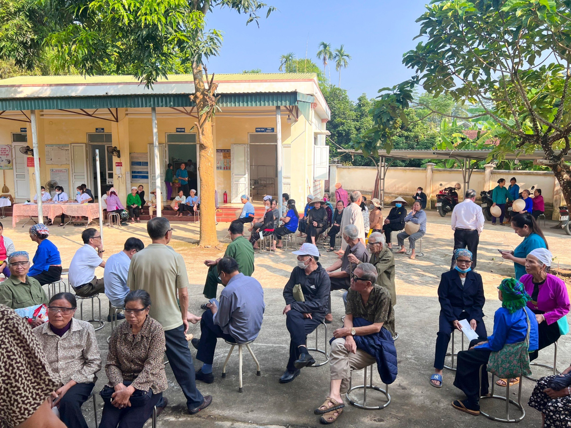 The Central Newspaper Club in Hoa Binh province coordinated to organize eye examinations and provide free medicine for people. Image 5