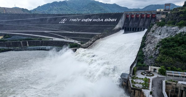 Les gens se rassemblent à la centrale hydroélectrique de Hoa Binh pour assister au déversement des eaux de crue