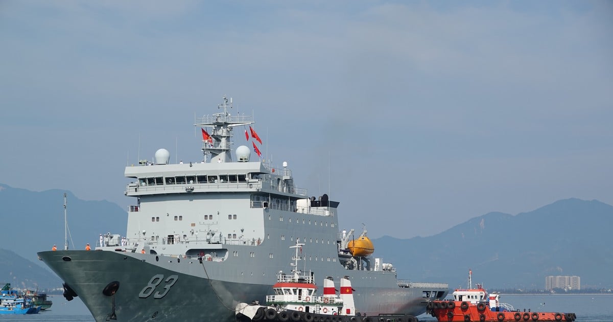 Un buque escuela de la Armada china atraca en el puerto de Tien Sa