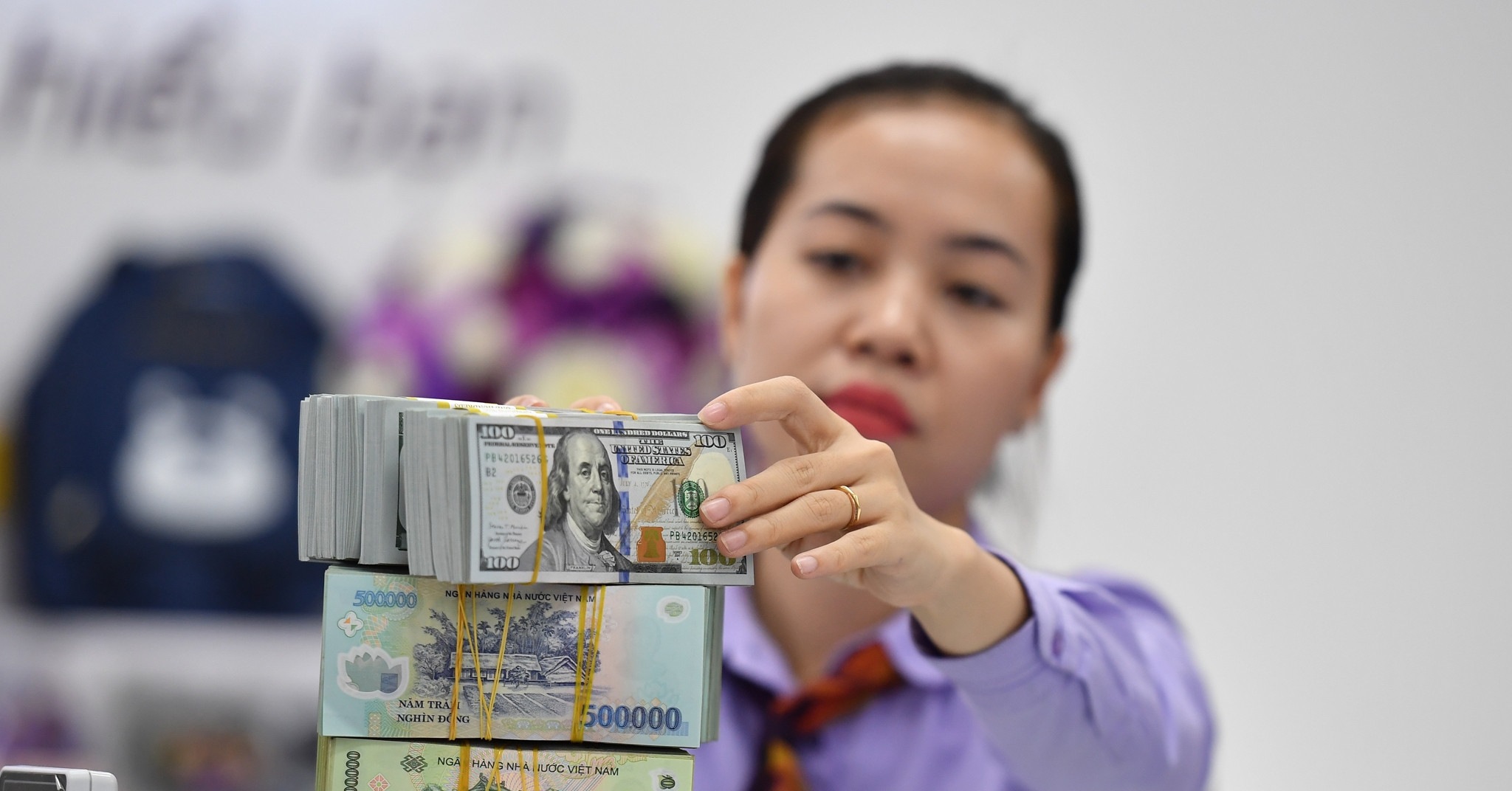 ธนาคารกลางถอนเงินสุทธิ 230,000 พันล้านดอง อัตราแลกเปลี่ยน USD/VND ยังคงถูกกดดันให้เพิ่มขึ้น