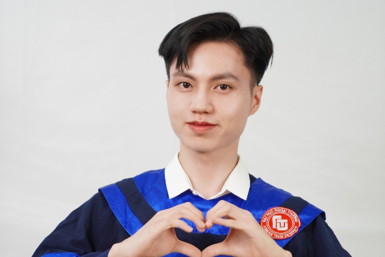 หนุ่มหล่อจบการศึกษาด้วยเกียรตินิยมอันดับหนึ่ง กลายเป็นผู้ช่วยสอนที่มหาวิทยาลัยการค้าต่างประเทศเมื่ออายุ 22 ปี