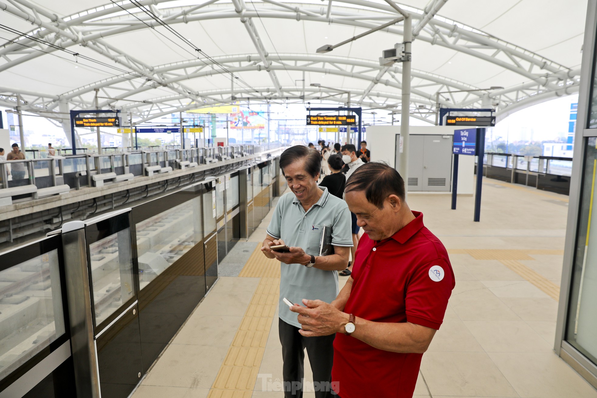 Metro số 1 quá tải ngày đầu, nhiều người không lên được tàu phải bỏ về ảnh 5