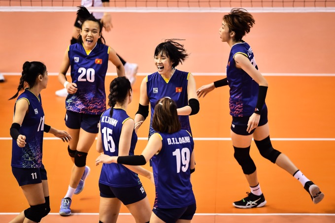 L'équipe féminine de volley-ball vietnamienne célèbre sa victoire contre la Corée. Photo : AVC