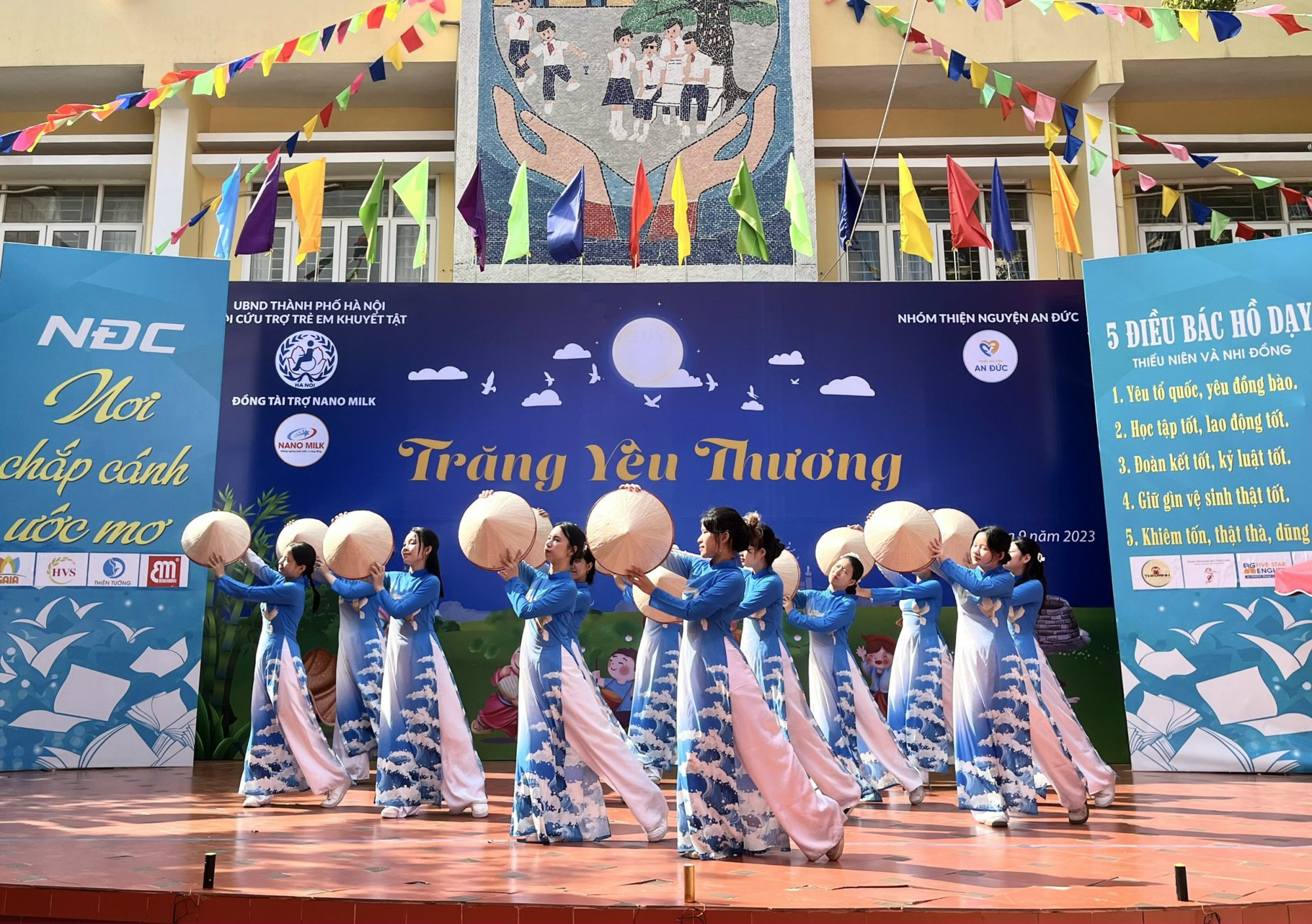'Trăng yêu thương', lan tỏa niềm vui Trung thu đến hơn 350 trẻ em khuyết tật - Ảnh 1.