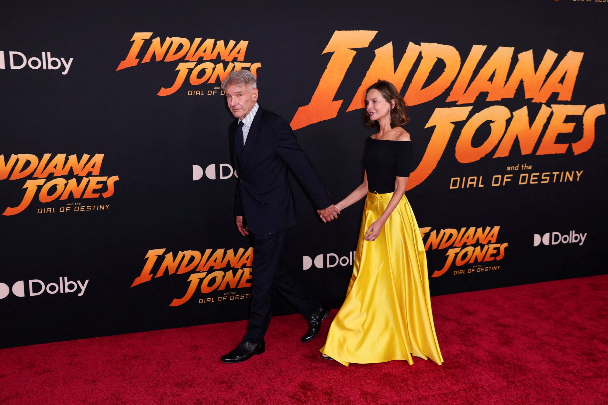 Tuổi 80, Harrison Ford vẫn phong độ cùng vợ trên thảm đỏ - Ảnh 4.