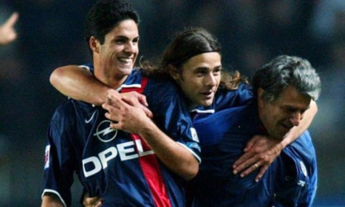 Pochettino (giữa) thân thiện với Arteta (trái) thời cả hai còn cùng khoác áo PSG mùa 2001-2002. Ảnh: Offside