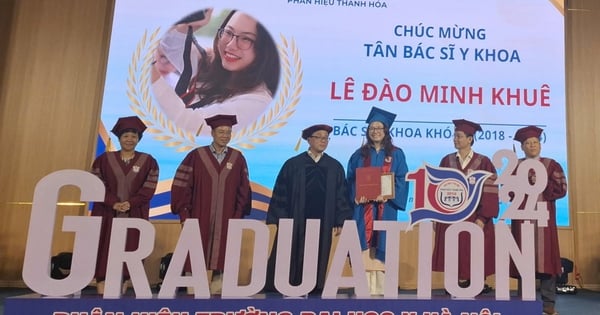 Tân bác sĩ chỉ đủ điểm đỗ đại học được vinh danh thủ khoa ngày tốt nghiệp