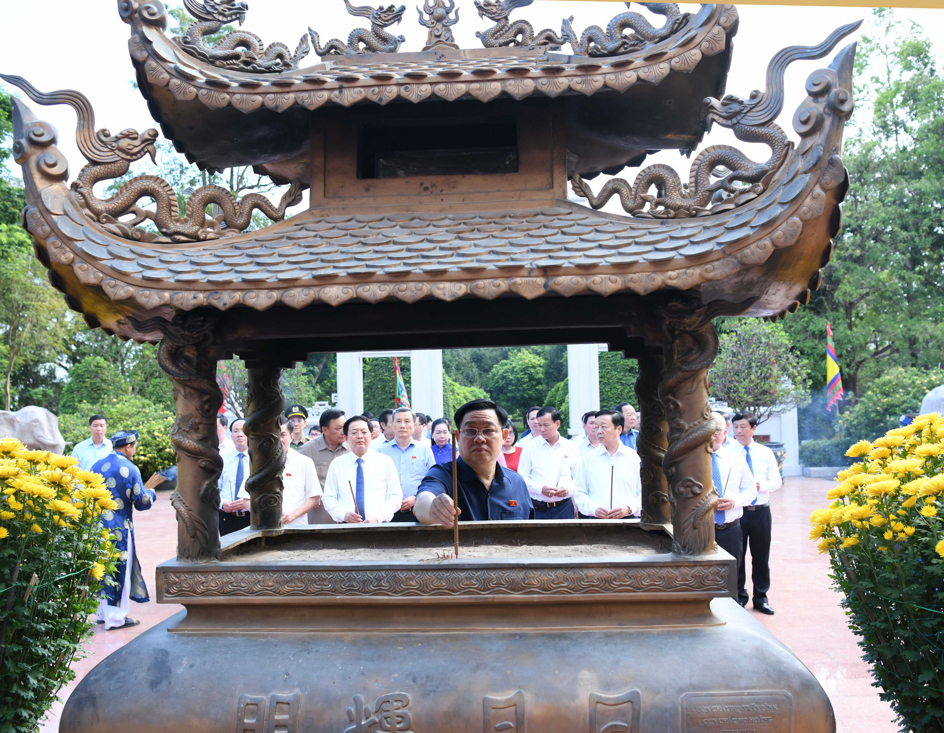 Der Vorsitzende der Nationalversammlung, Vuong Dinh Hue, arbeitet mit dem Ständigen Ausschuss des Parteikomitees der Provinz Binh Dinh zusammen