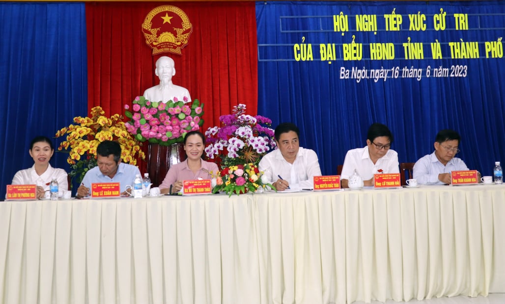 Herr Nguyen Khac Toan mit Delegierten des Provinzvolksrats und Delegierten des Stadtvolksrats. Cam Ranh hört sich die Meinungen der Wähler des Bezirks Ba Ngoi an  