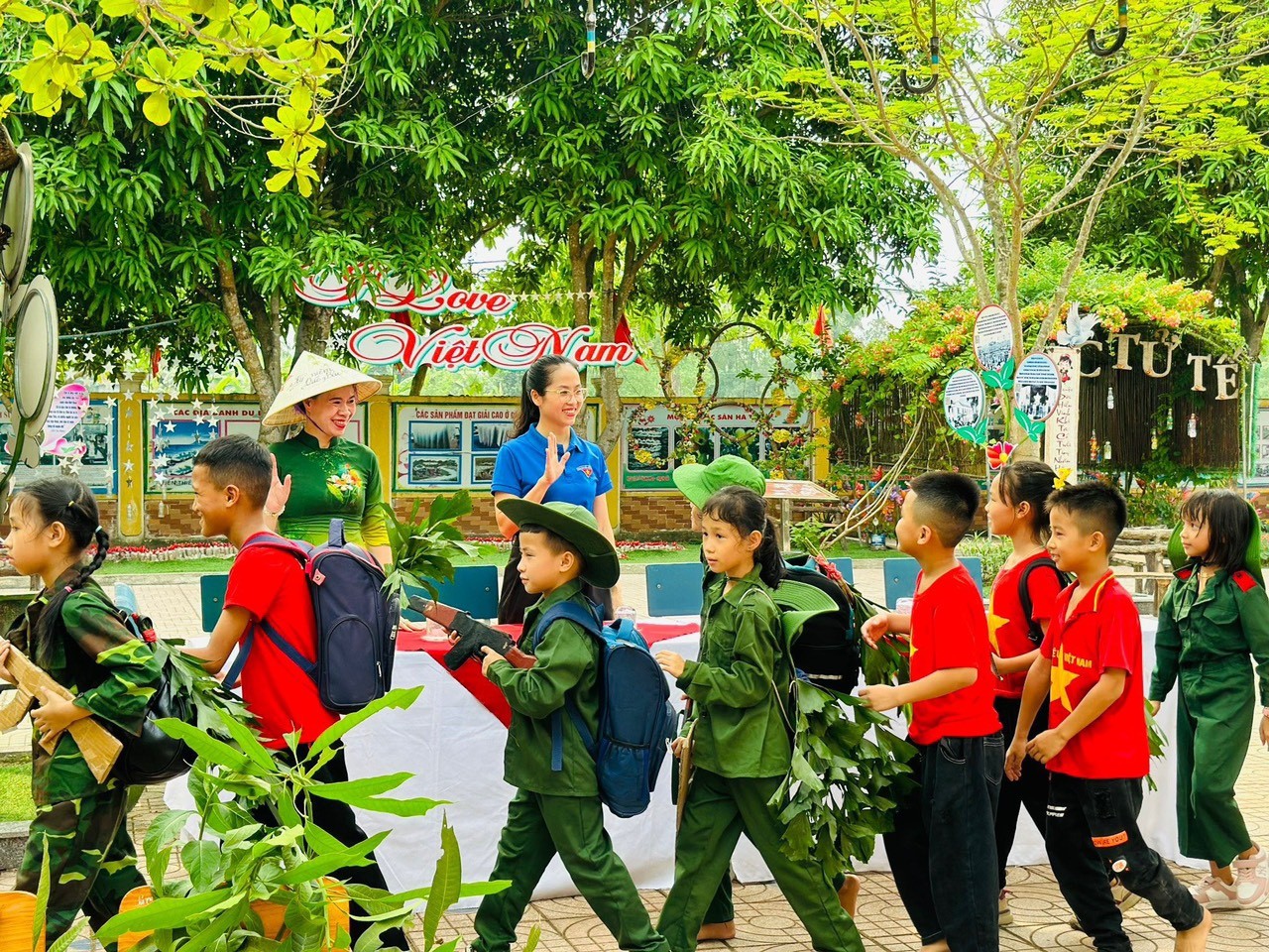 Les enfants de Ha Tinh sont fiers d'être les « petits soldats de Dien Bien » photo 9