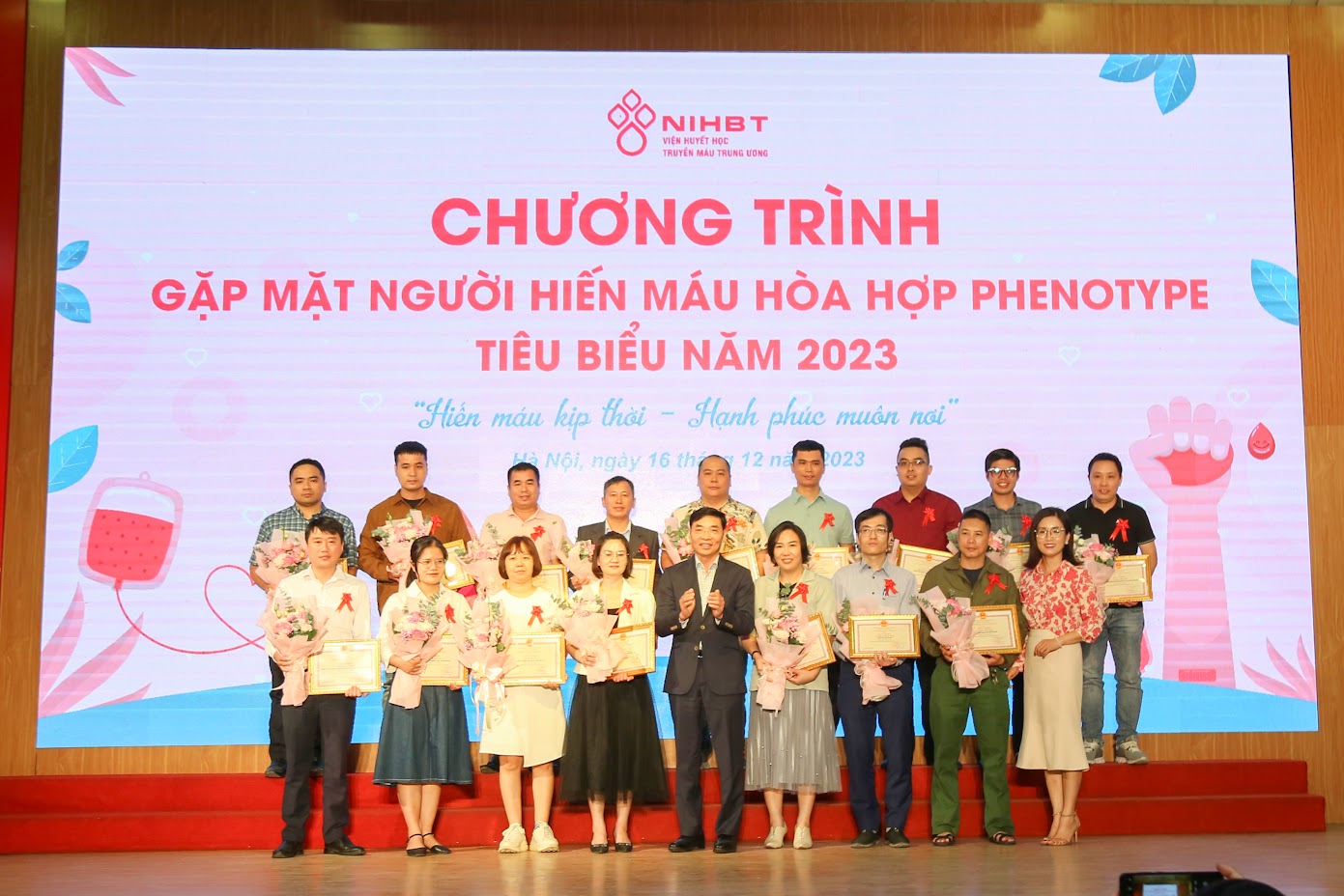 Tôn vinh 200 người mang dòng máu 