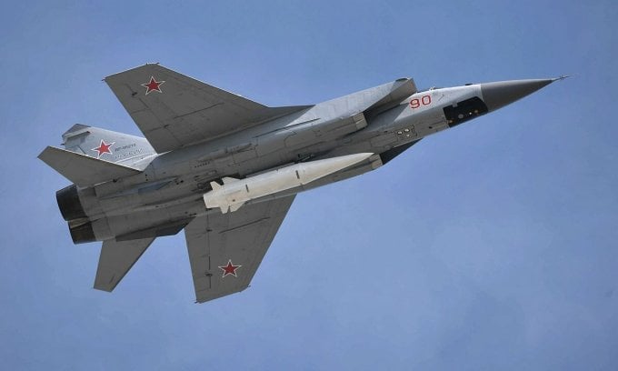 キンジャールミサイルを搭載したMiG-31K戦闘機が2018年に飛行中。写真：クレムリン