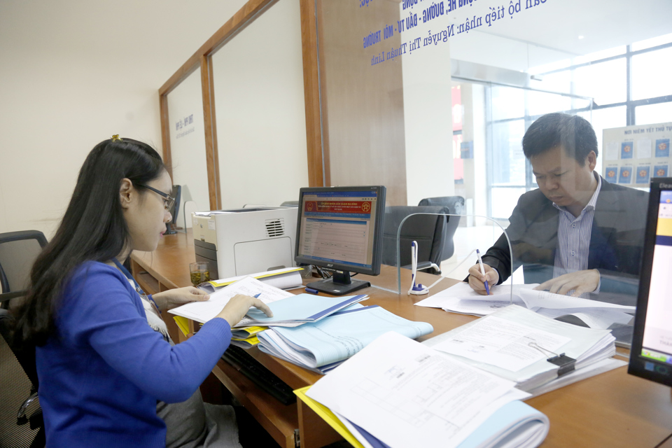 Handling administrative procedures at the one-stop shop of Ba Dinh district. Photo: Hai Linh