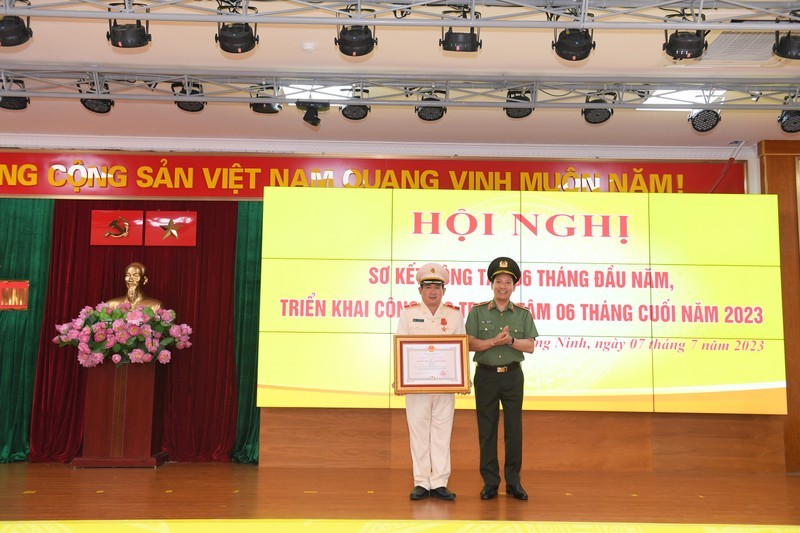 Le général de division Dinh Van Noi a reçu la médaille d'exploit militaire de première classe.