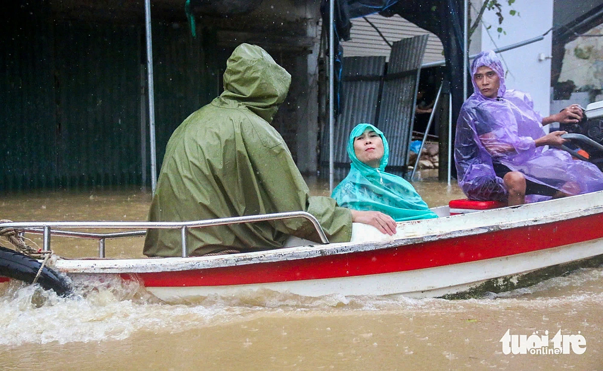 นั่งเรือลึกเข้าไปในศูนย์กลางน้ำท่วมของเขตฮว่านเกี๋ยม ชมภาพชาวฮานอยบ้านเรือนถูกน้ำท่วมถึงหลังคา