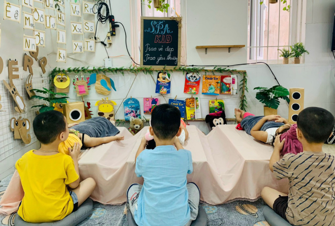 Girls get their heads massaged by their boyfriends during an experience activity on October 20 at Binh Minh Kindergarten, Hoang Mai District, Hanoi, on October 19. Photo: Provided by the school