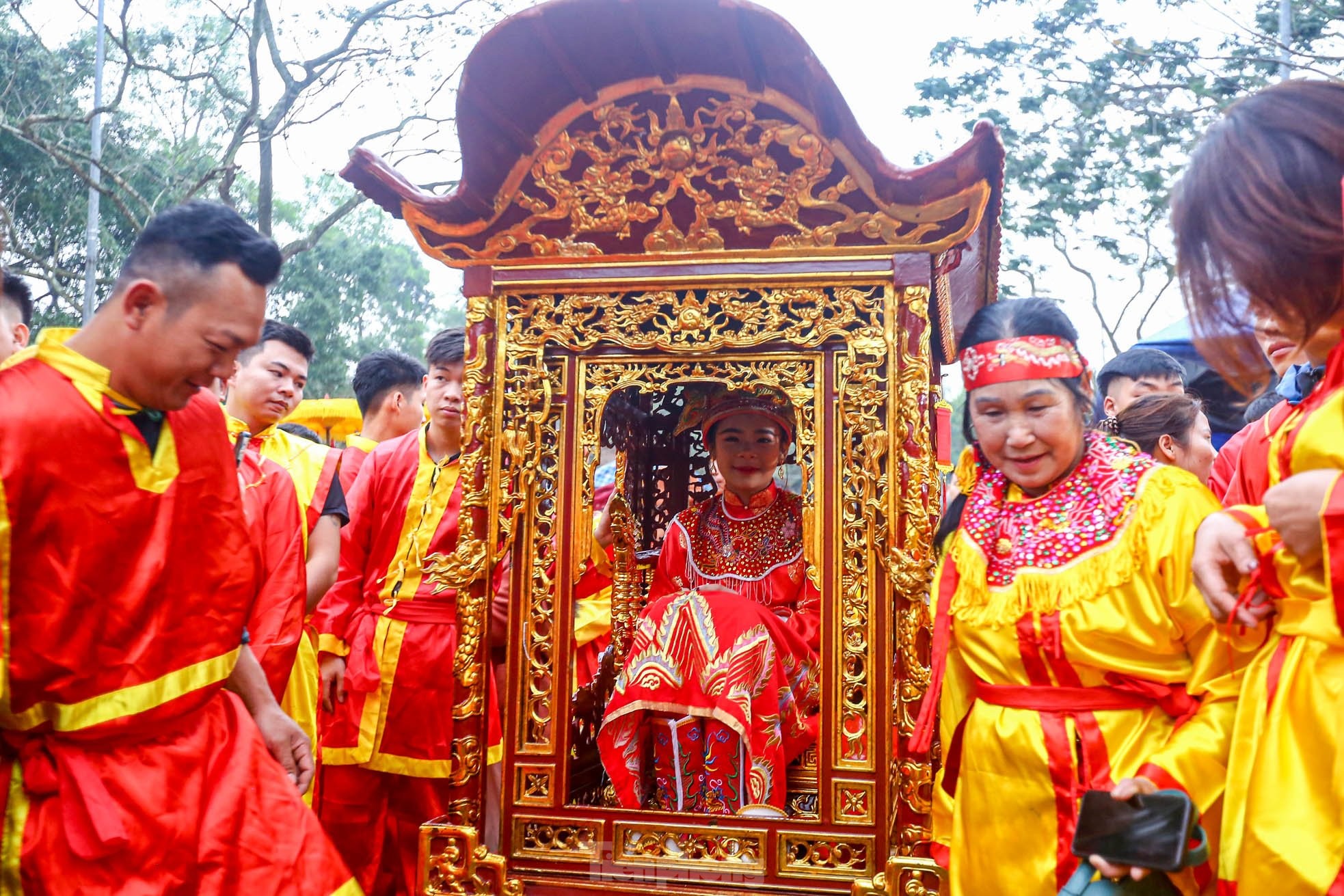 មនុស្ស​ម្នា​ប្រកួត​គ្នា​ដើម្បី​ផ្តល់​សំណាង​ដល់​ឧត្តមសេនីយ៍​ស្រី​អាយុ ១១ ឆ្នាំ​ក្នុង​ពិធីបុណ្យ Gióng រូបថត ១