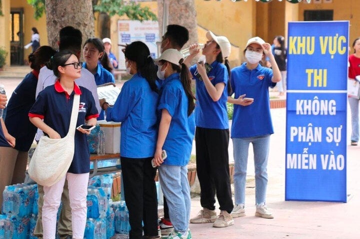 Candidates in Hung Yen complete procedures to take the 10th grade entrance exam for the 2023 school year. (Illustration photo)