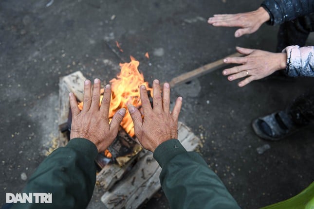 Ho Chi Minh City is scorching hot, Hanoi is miserable because of the cold photo 7