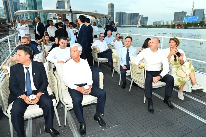 Der bulgarische Präsident Rumen Radev und seine Frau Desislava Radeva auf einem Ausflugsboot am Bach Dang Wharf mit den Führern des Volkskomitees von Ho-Chi-Minh-Stadt. (Foto: Viet Dung)