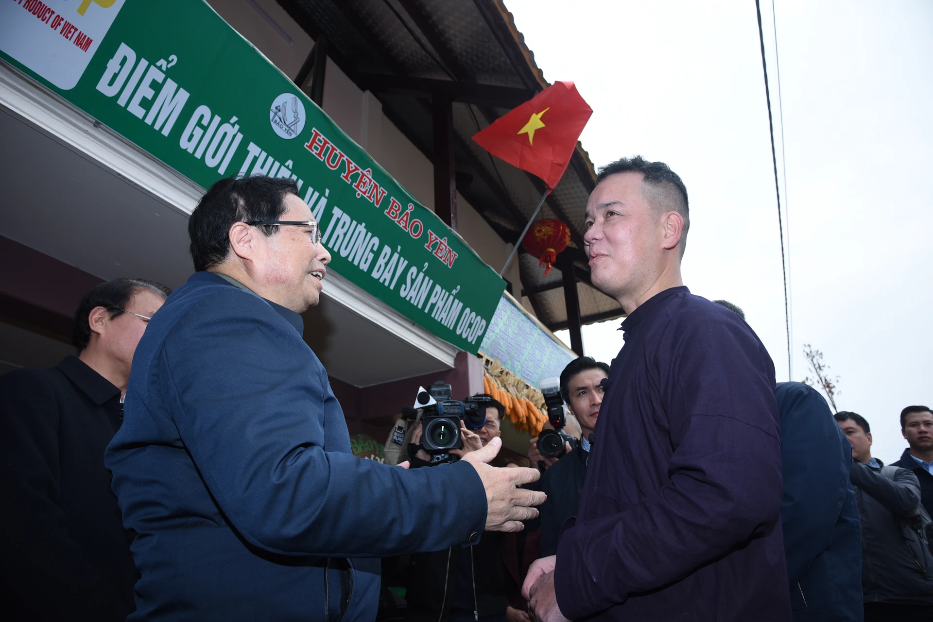 [Foto] Premierminister Pham Minh Chinh nimmt an der Einweihungszeremonie des Wiederaufbauprojekts für das Dorf Lang Nu teil. Foto 13