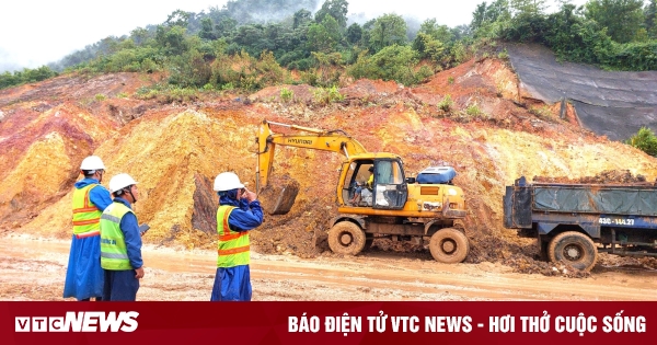 Đất đá ngổn ngang trên cao tốc La Sơn