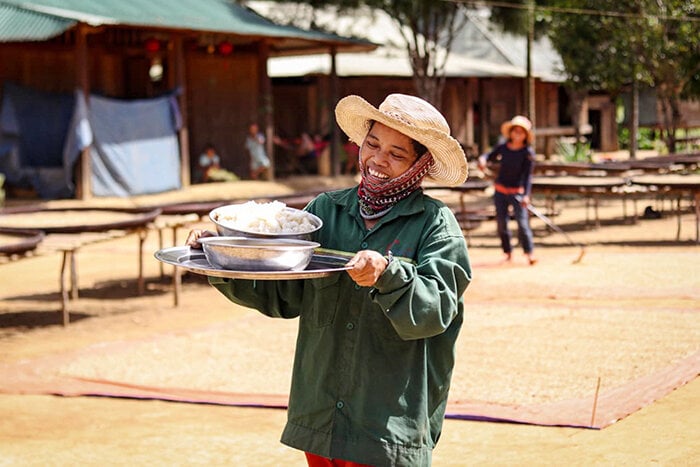 Những phụ nữ bưng thức ăn tới để nuôi chung khách.