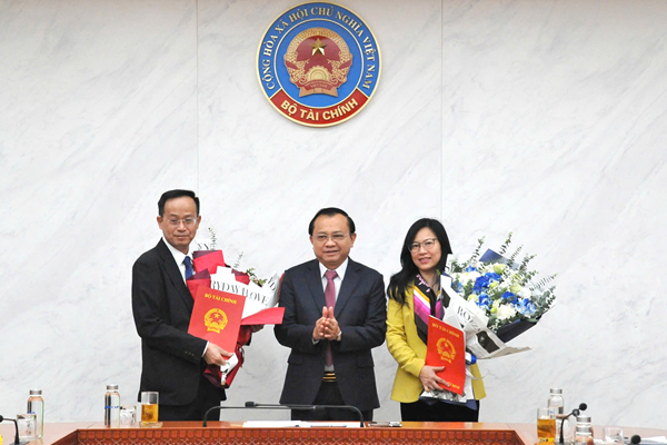 재무부 차관 Le Tan Can이 결정을 발표하고 Luu Duc Huy 씨와 Nguyen Thi Thanh Hang 씨를 축하했습니다.