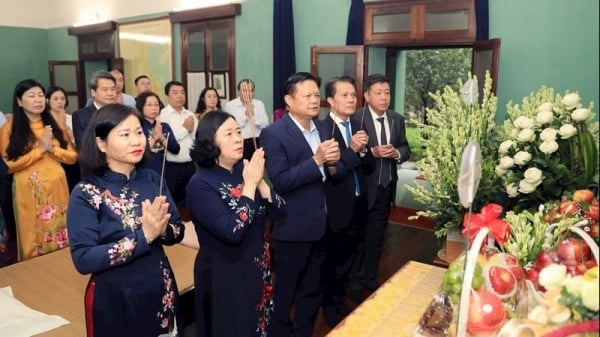 Secretary of the City Party Committee Bui Thi Minh Hoai offers incense to commemorate President Ho Chi Minh at House No. 67