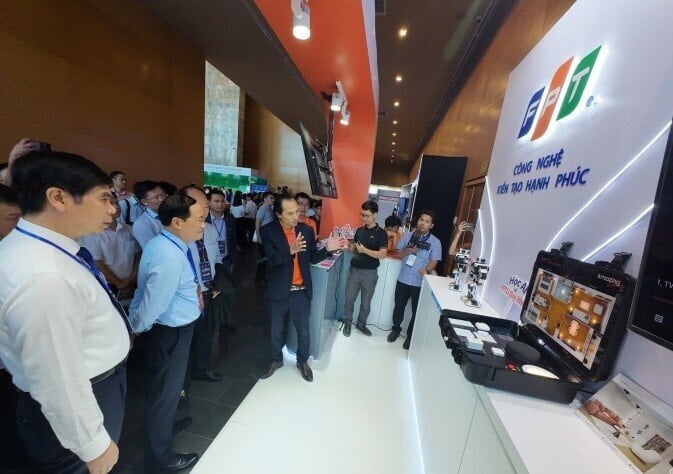 Führungskräfte der Provinz Binh Dinh besuchten den Stand von FPT auf der Ausstellung.