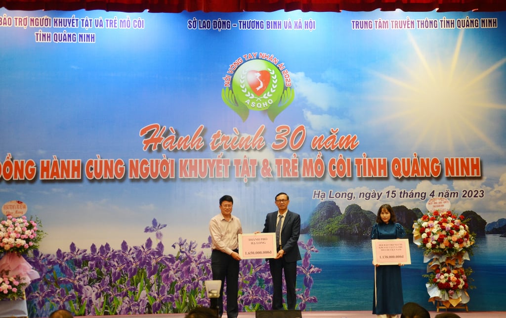 La ville d'Ha Long soutient le Fonds provincial pour la protection des personnes handicapées et des orphelins lors de la cérémonie de lancement de « Connecter les mains de l'amour pour les personnes handicapées et les orphelins à Quang Ninh » en 2023.