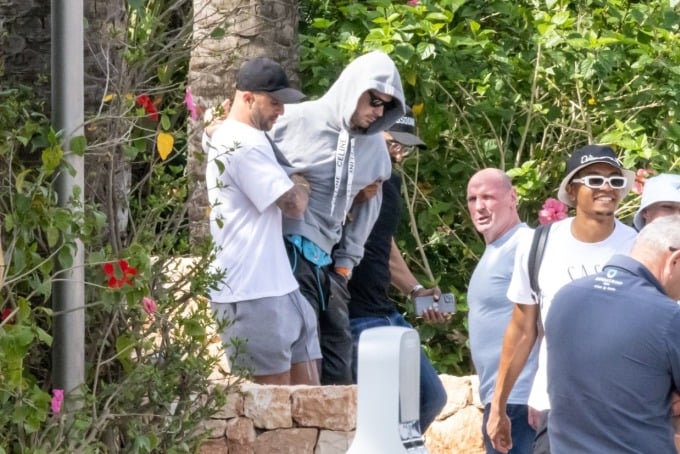 Grealish (mit Brille und Kapuze) war betrunken und musste nach einer Party die ganze Nacht auf Ibiza am 12. Juni von Kyle Walker (links) geholfen werden. Foto von : Splash