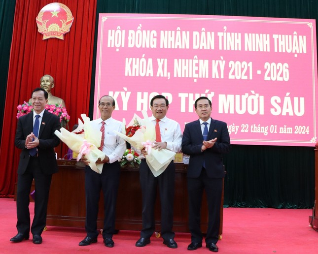 Leiders van de provinciale volksraad van Ninh Thuan overhandigden bloemen om de heer Trinh Minh Hoang te feliciteren. Foto: Uyen Thu.
