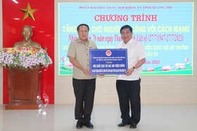 Minister of Planning and Investment Nguyen Chi Dung visited and presented gifts to families with revolutionary contributions in Quang Tri.