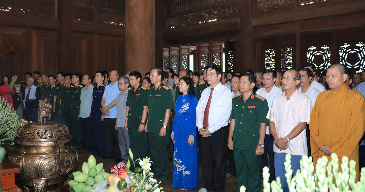 Hanoi City leaders offer incense to commemorate President Ho Chi Minh at K9