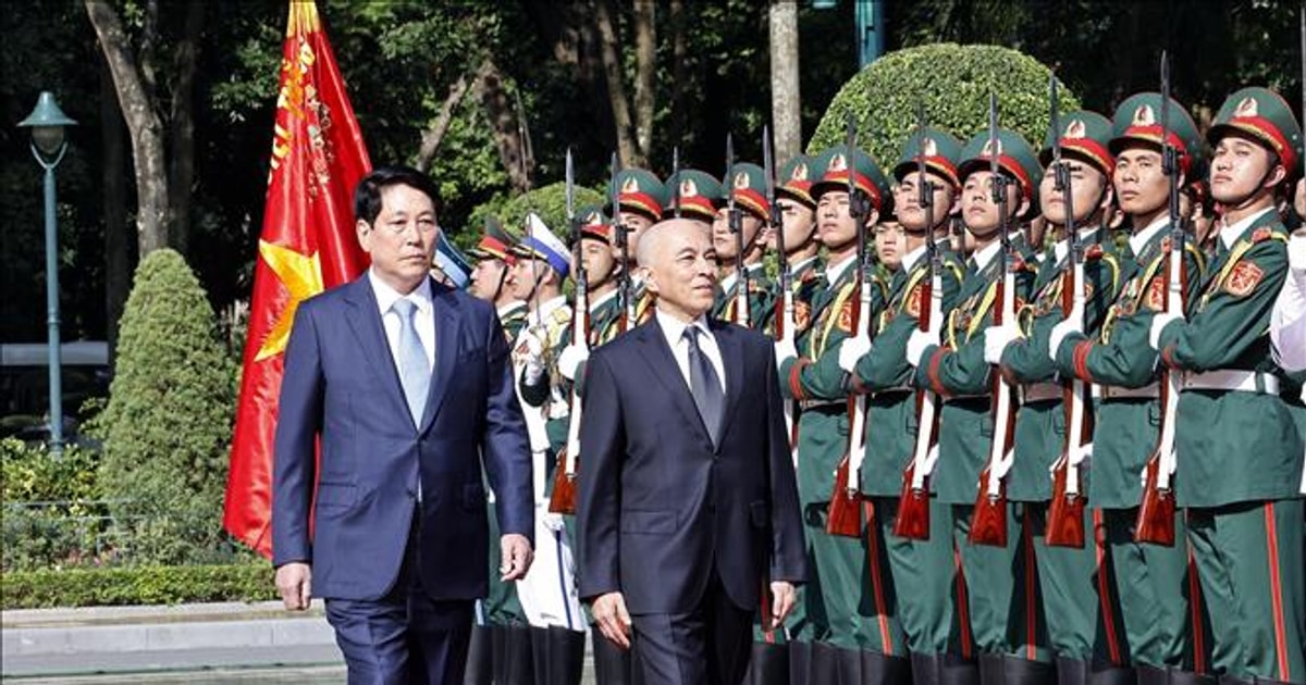 President Luong Cuong presided over the welcoming ceremony for Cambodian King Norodom Sihamoni.