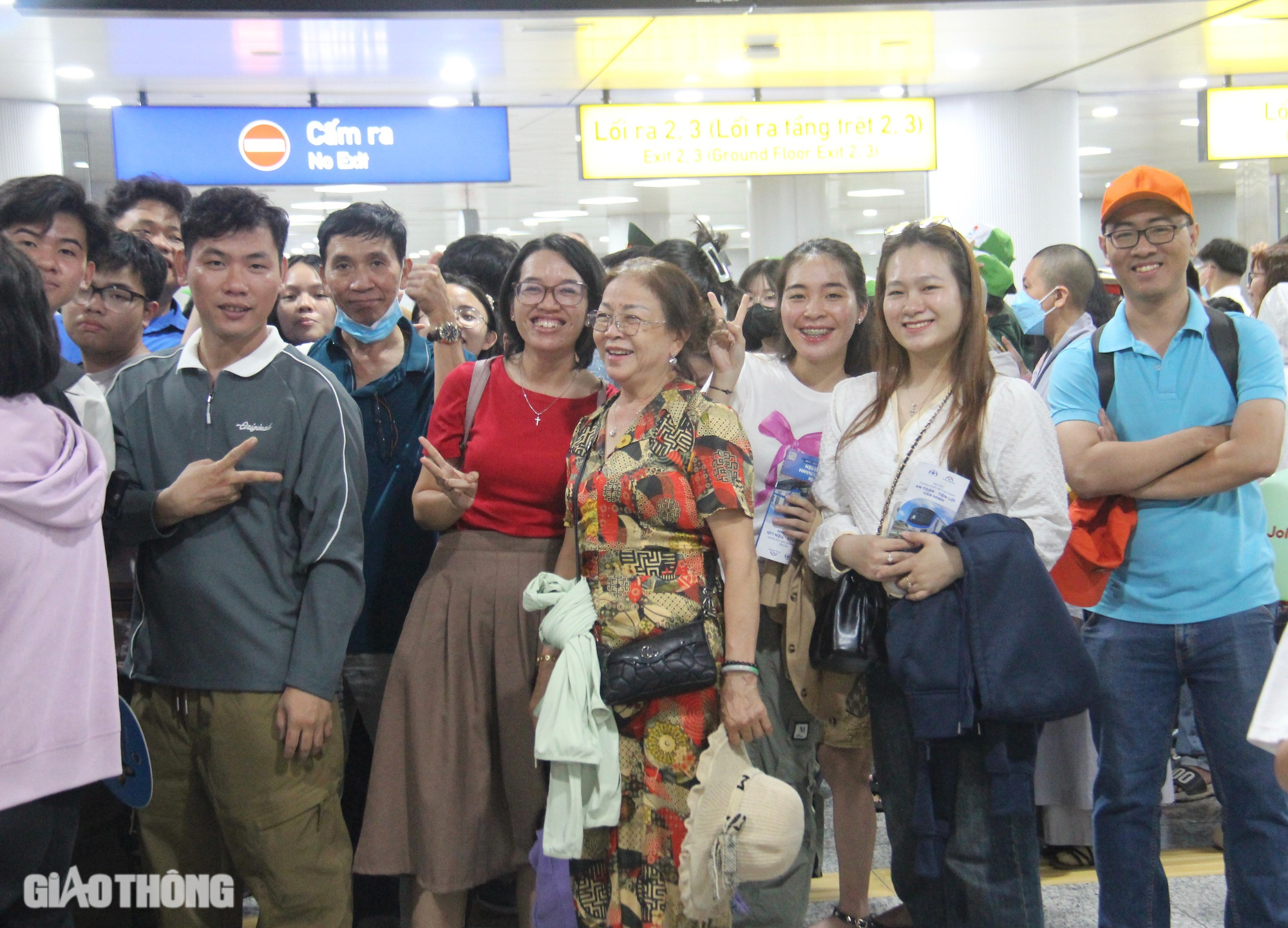 Ngày đầu khai trương metro TP.HCM, ga Bến Thành quá tải- Ảnh 9.