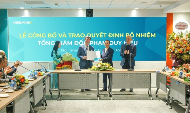 HĐQT ABBANK trao quyết định bổ nhiệm đối với ông Phạm Duy Hiếu